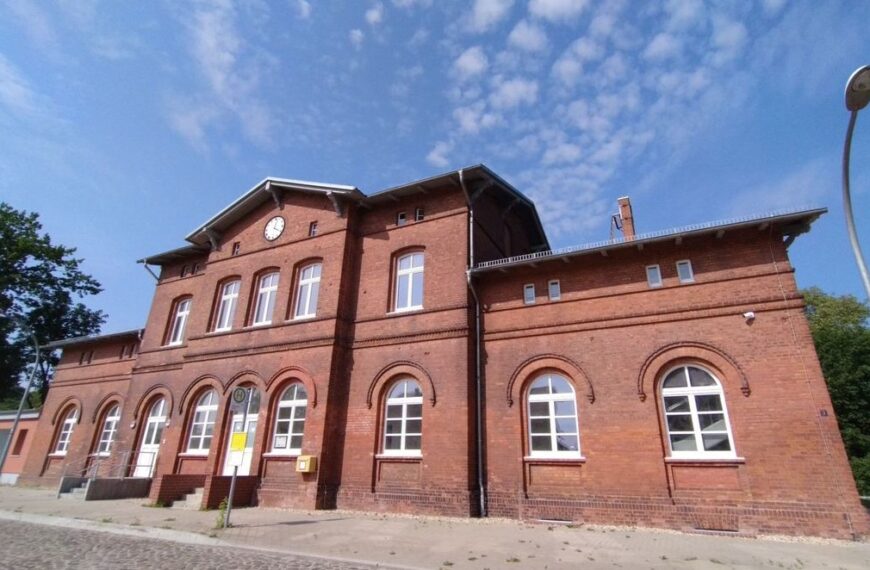 Seelow (Mark) railway station building